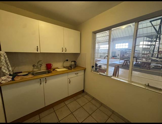 1,000M² WAREHOUSE FOR SALE IN RAND LEASE